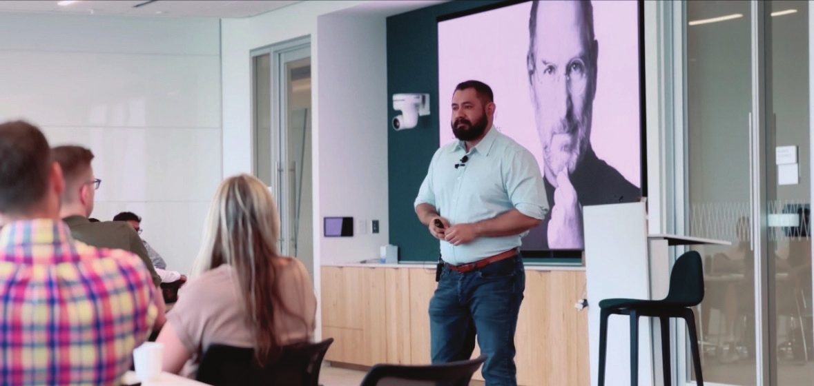 Marcelo presenting design thinking to his team